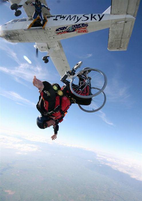 ¿Cómo debo...? ¿Cómo puedo...? Fotografía de una persona en silla de ruedas lanzándose con paracaídas desde una avioneta